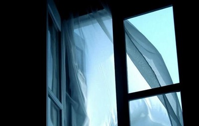 Пенсионер пытался спуститься через окно и погиб