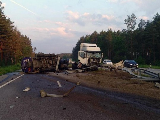Перевернувшаяся цистерна заблокировала движение по трассе Киев — Чоп (фото, видео)