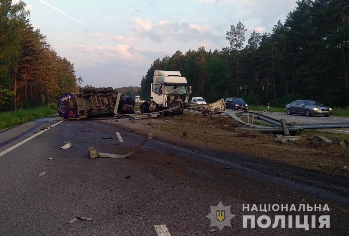 Перевернувшаяся цистерна заблокировала движение по трассе Киев — Чоп (фото, видео)