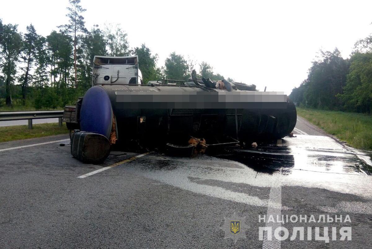 Перевернувшаяся цистерна заблокировала движение по трассе Киев — Чоп (фото, видео)