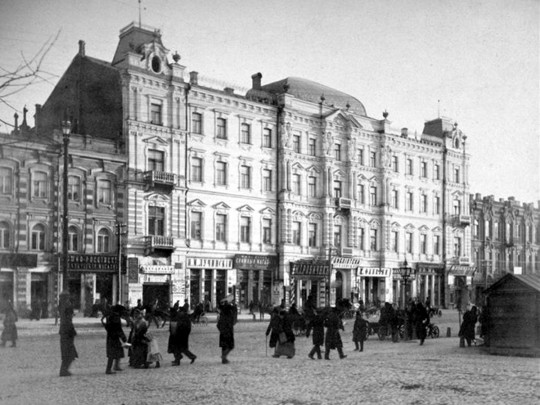 Первый 4-этажный дом на Крещатике казался киевлянам таким высоким, что многие боялись ходить возле него