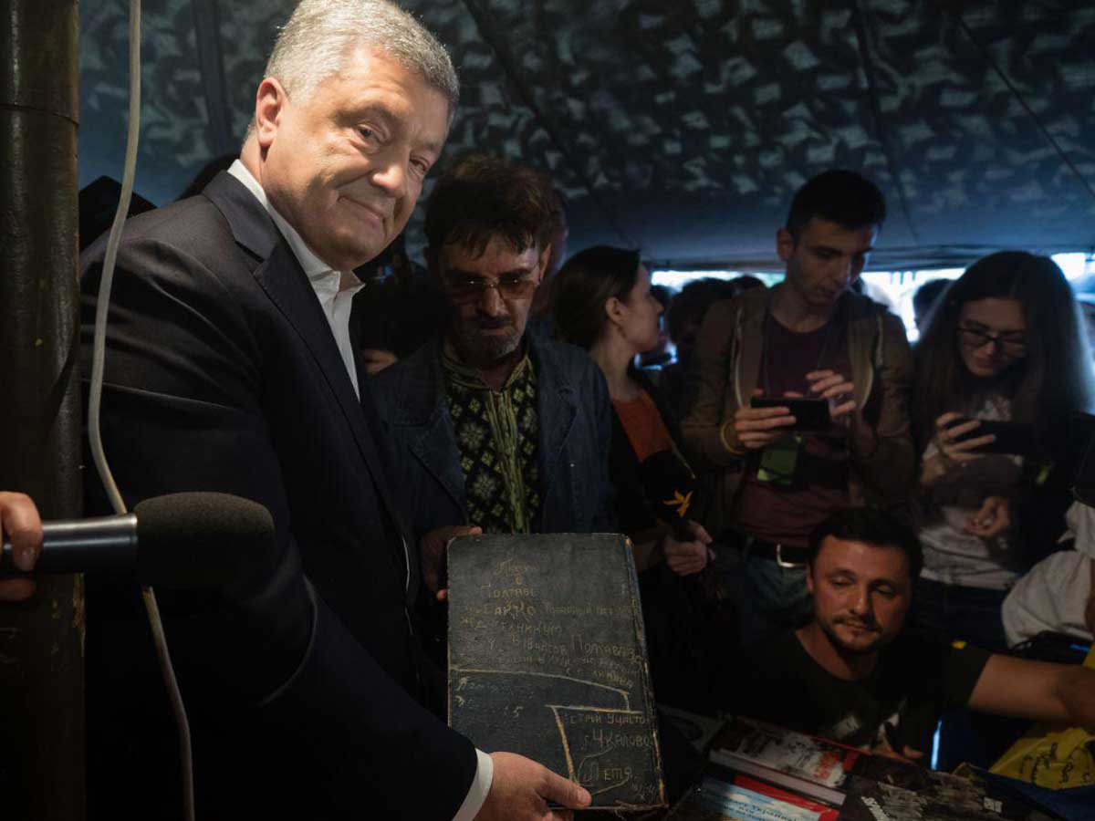 Петра Порошенко встретили аплодисментами на «Книжном Арсенале» (фото, видео)