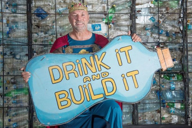 Plastic Bottle Village: как построить деревню из мусора – потрясающие кадры