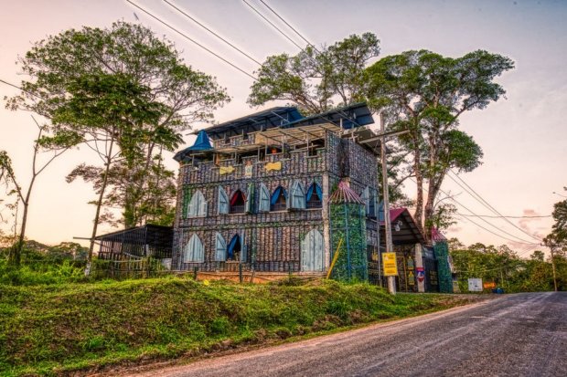 Plastic Bottle Village: как построить деревню из мусора – потрясающие кадры