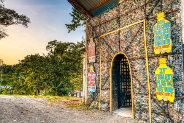 Plastic Bottle Village: как построить деревню из мусора – потрясающие кадры