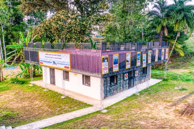 Plastic Bottle Village: как построить деревню из мусора – потрясающие кадры