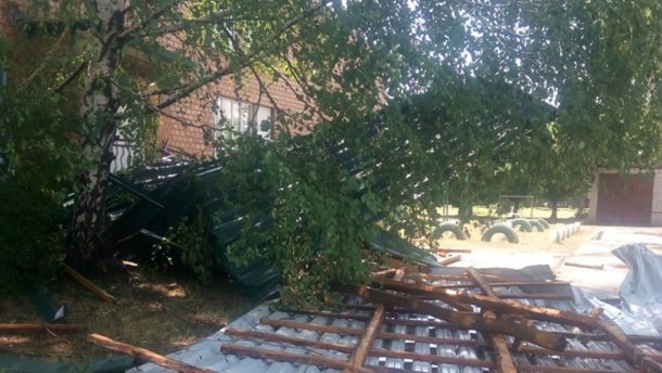 По Луганщине пронесся ураган: в домах сорвало крыши, выбило окна