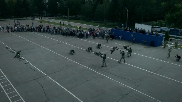 Побиті спини, лікті та коліна: як українські десантники готуються до феєричних виступів