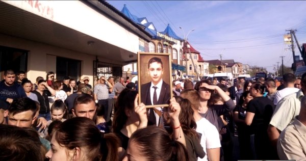 Почти отрезал голову однокласснику: на Закарпатье 15-летнему убийце дали 3,5 года тюрьмы (фото, видео)