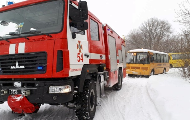 Под Днепром бойцы ГСЧС спасали школьный автобус