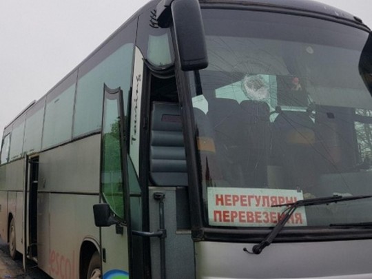 Под Днепром неизвестные забросали камнями автобусы с участниками мероприятий в честь 9 Мая (фото)