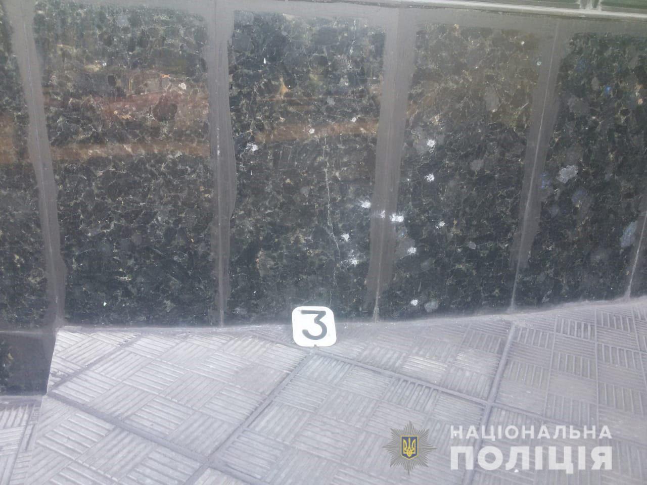 Под Днепром устроили покушение на активиста, 3 человека ранены: детали и фото с места происшествия