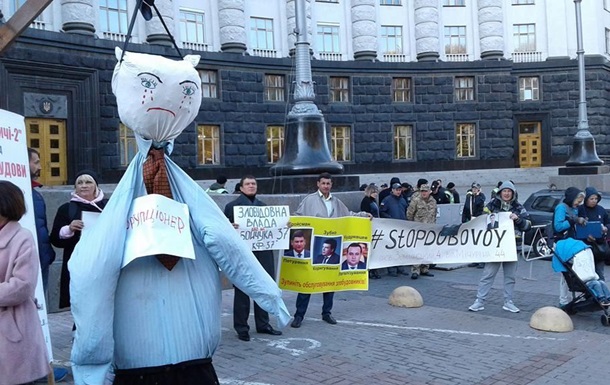 Под Кабмином повесили коррупционера