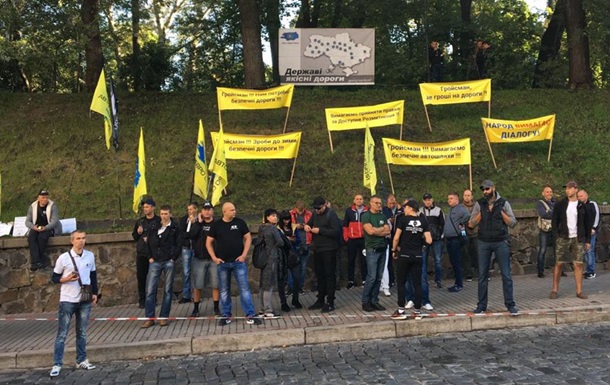 Под Кабмином протестуют владельцы евроблях