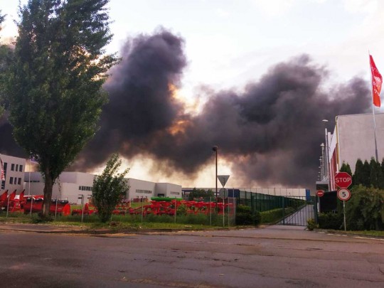 Под Киевом горит автомобильная заправка: появились первые фото и видео пожара