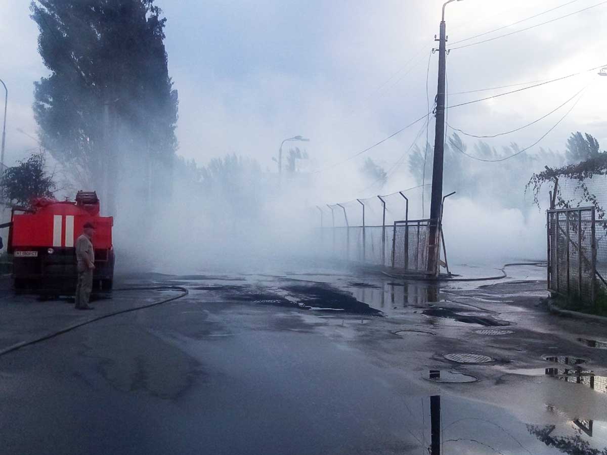 Под Киевом горит автомобильная заправка: появились первые фото и видео пожара