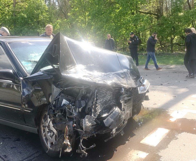 Под Киевом легковушка сбросила с дороги престижный внедорожник (фото)