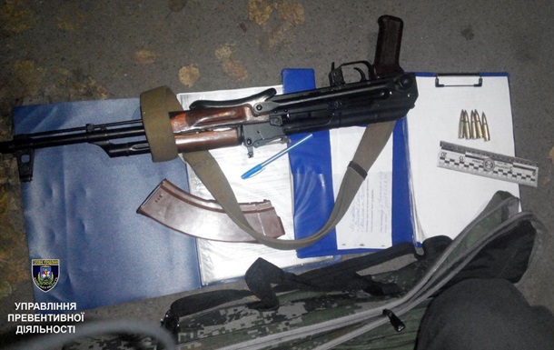 Под Киевом на детской площадке задержали мужчину с автоматом