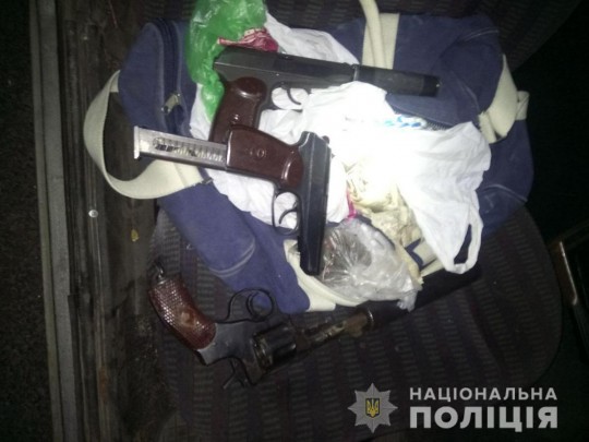 Под Киевом полицейские остановили авто с оружием: что об этом известно (фото)