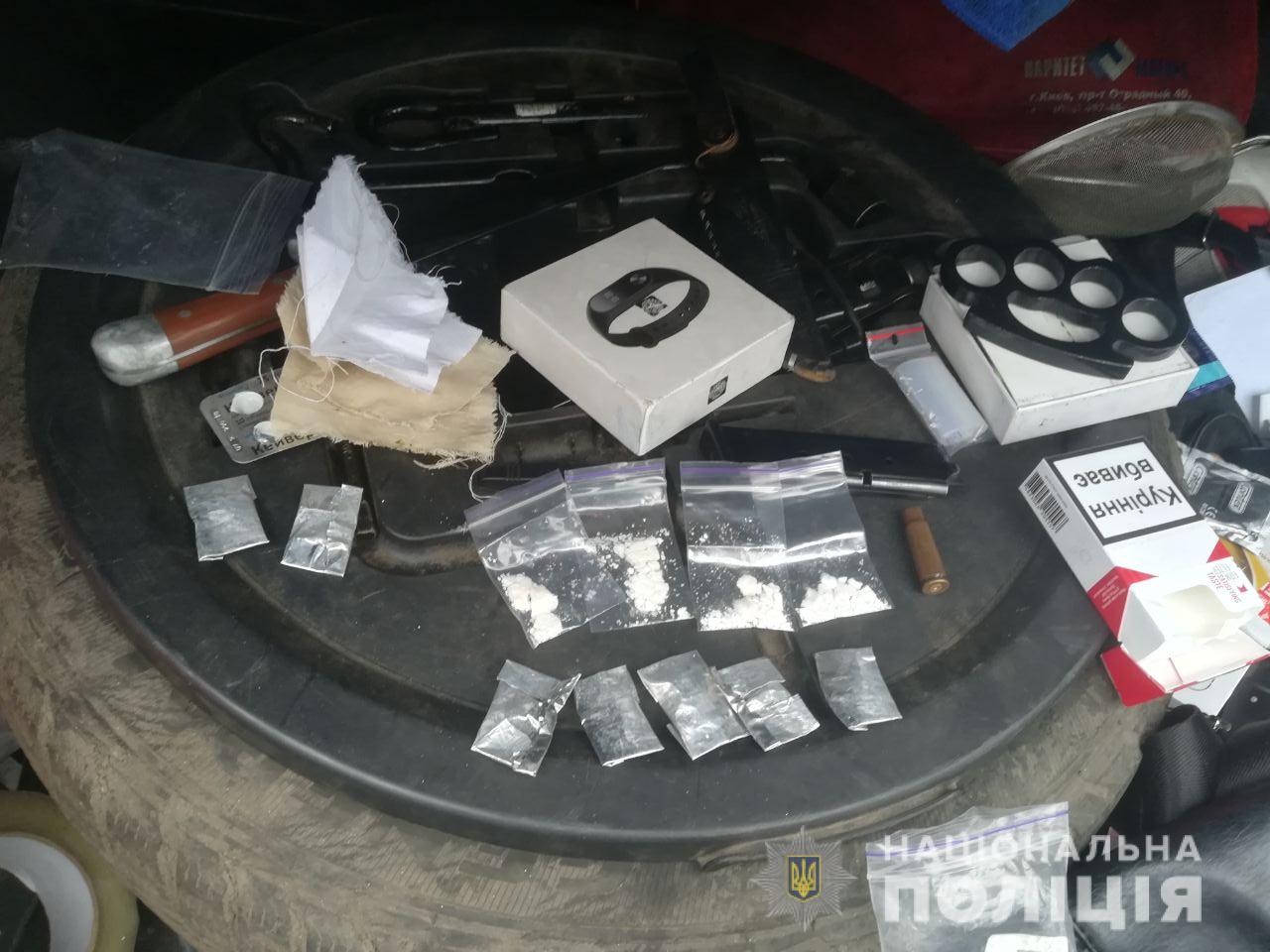 Под Киевом полицейские остановили авто с оружием: что об этом известно (фото)