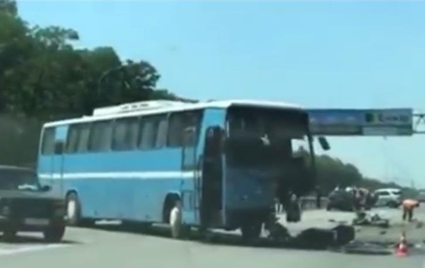 Под Киевом внедорожник врезался в автобус, есть жертвы