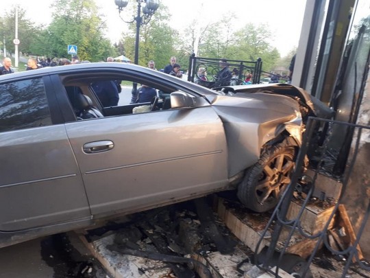 Под Одессой Cadillac врезался в магазин, а ВАЗ — в гужевую повозку, есть погибшие (фото)