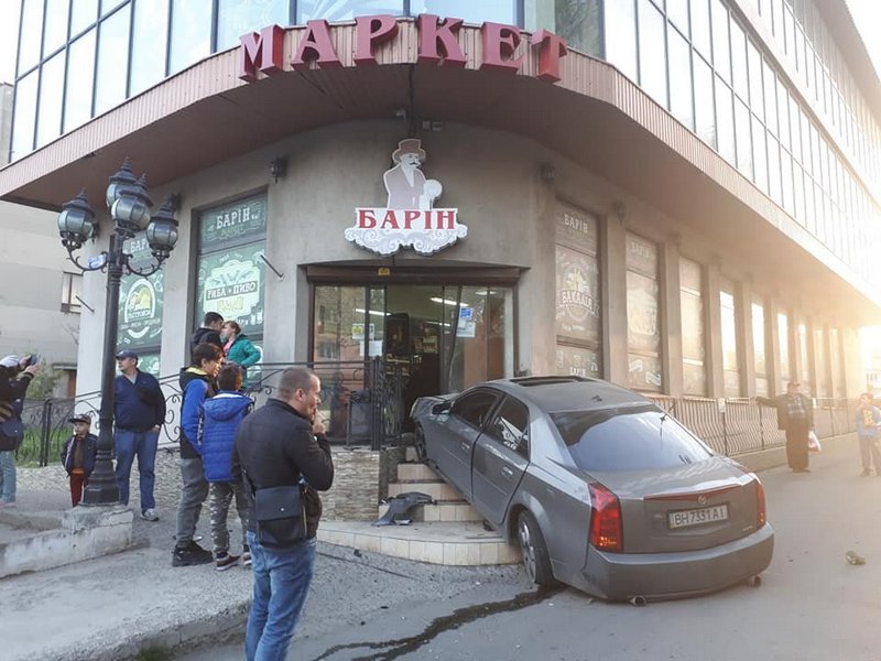 Под Одессой Cadillac врезался в магазин, а ВАЗ — в гужевую повозку, есть погибшие (фото)