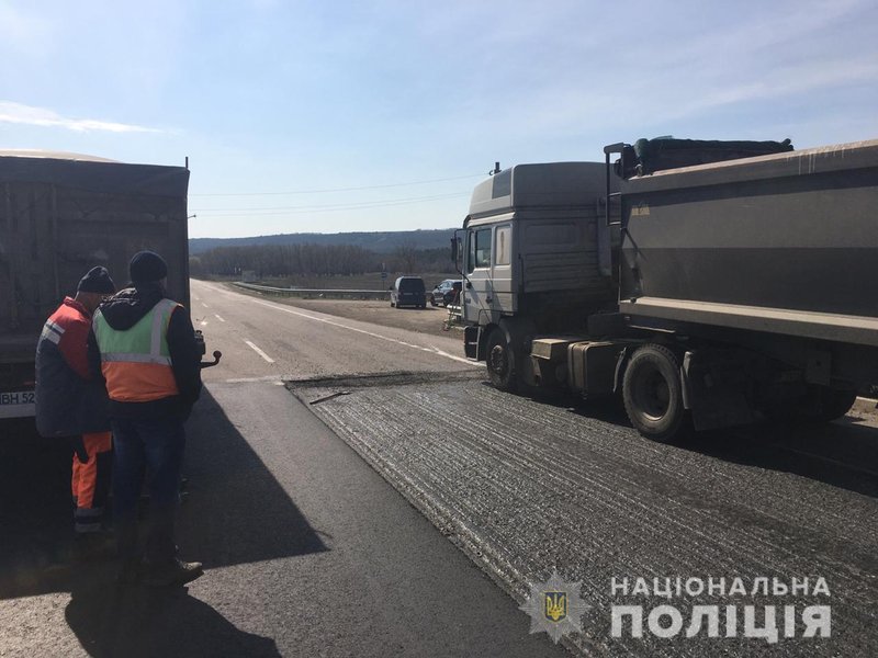 Под Одессой грузовик наехал на дорожных рабочих, один погиб (фото)