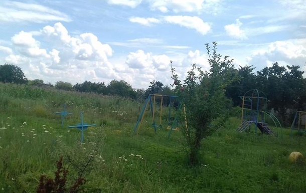Под Одессой построили детскую площадку на кладбище