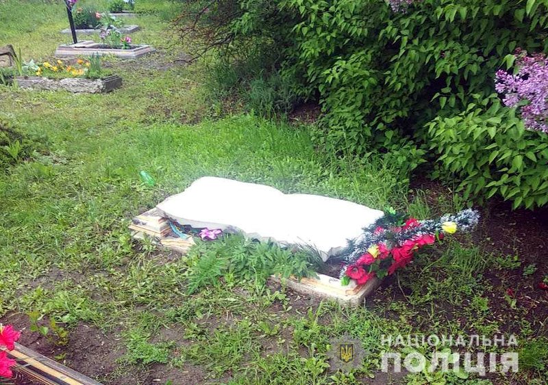 Под Полтавой дети после поминального дня устроили погром на кладбище (фото)