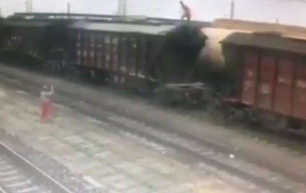 Под Запорожьем школьника убило током на крыше вагона