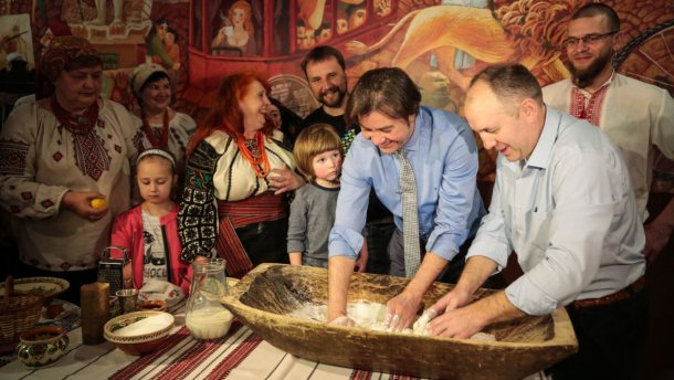 Подаруй паску: українці організували низку благодійних акцій для військових