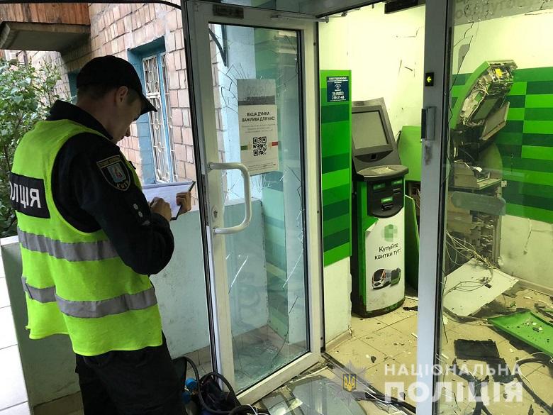 Подрыв банкомата «ПриватБанка» в Киеве: появились новые детали и фото с места ЧП