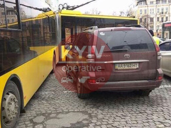Получил по зеркалу: в Киеве наказали очередного «героя парковки» (видео)