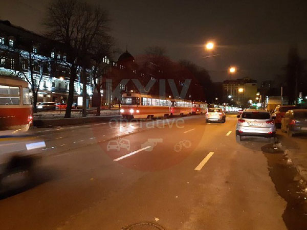 Получил по зеркалу: в Киеве наказали очередного «героя парковки» (видео)