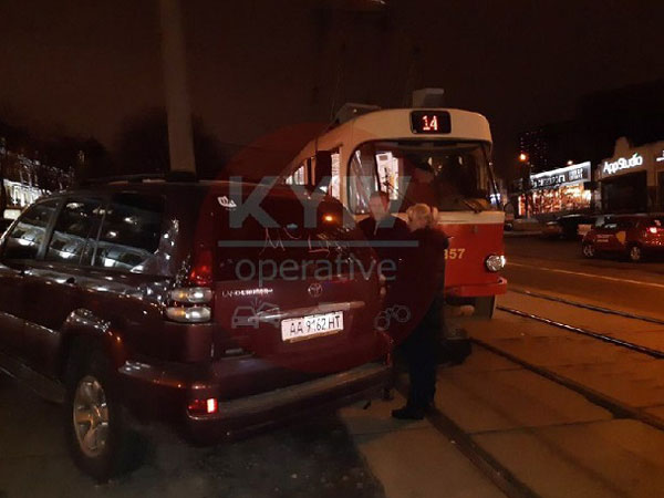 Получил по зеркалу: в Киеве наказали очередного «героя парковки» (видео)