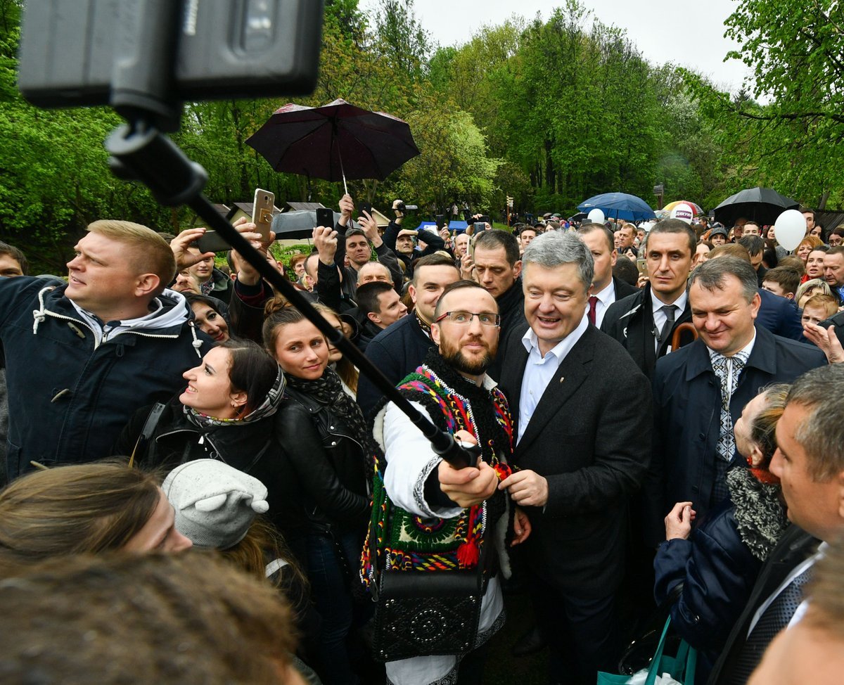 Порошенко во Львове поблагодарил украинцев за свое президентство