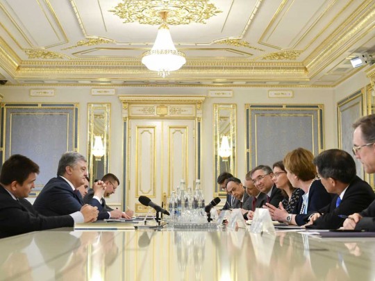 Послы G7 призвали Порошенко к «плавной передаче власти» следующему президенту