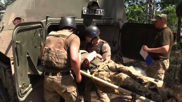 Постійно ризикують життям: як працюють медики на передовій та що змінилося за роки війни