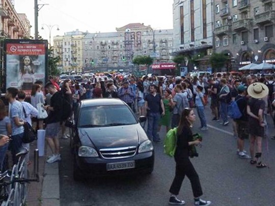 Потасовка в Киеве: активисты пытались помешать рейдерскому захвату кинотеатра (видео)