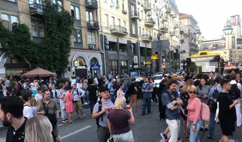 Потасовка в Киеве: активисты пытались помешать рейдерскому захвату кинотеатра (видео)