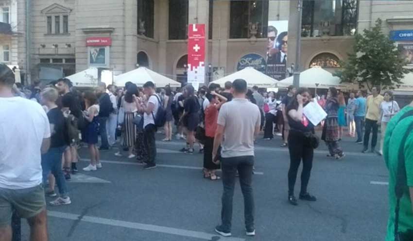 Потасовка в Киеве: активисты пытались помешать рейдерскому захвату кинотеатра (видео)
