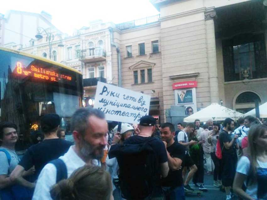 Потасовка в Киеве: активисты пытались помешать рейдерскому захвату кинотеатра (видео)