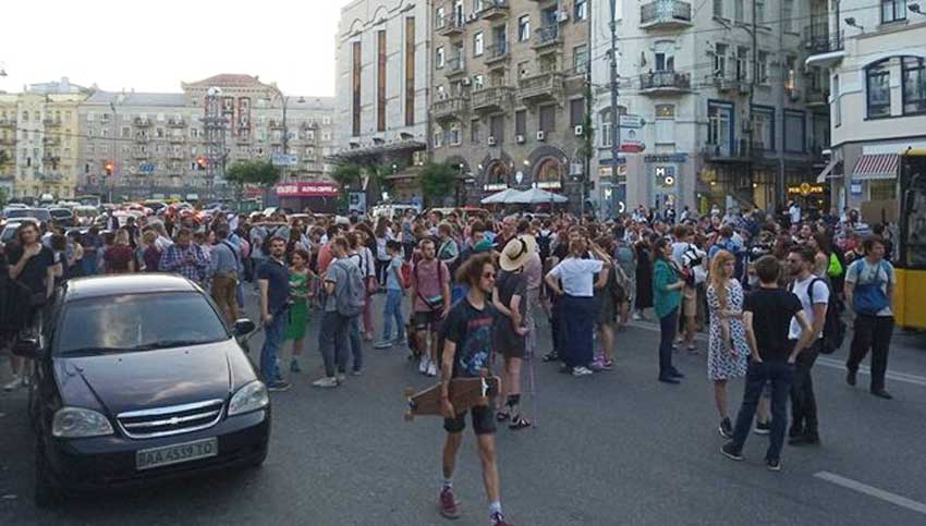 Потасовка в Киеве: активисты пытались помешать рейдерскому захвату кинотеатра (видео)