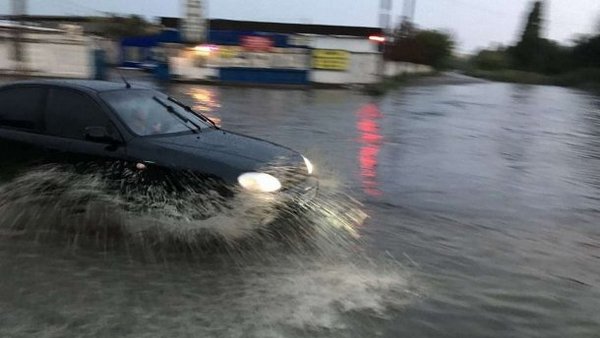 Потоп на улицах и необычный град: на Одессу обрушилась непогода (фото)
