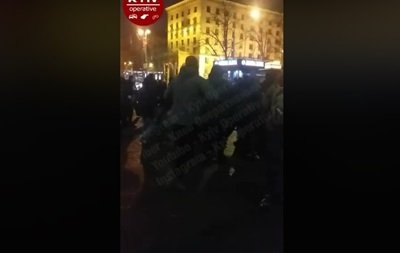 Появилось видео драки футбольных фанатов в Киеве