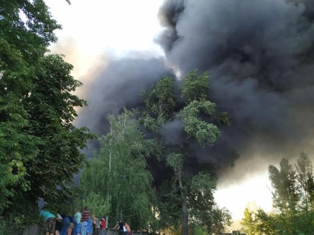 Пожар на складе с секонд-хендом вспыхнул под Киевом: фото и видео