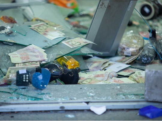 Продавцы — не помеха: под Днепром неизвестные взорвали банкомат прямо в магазине (фото, видео)