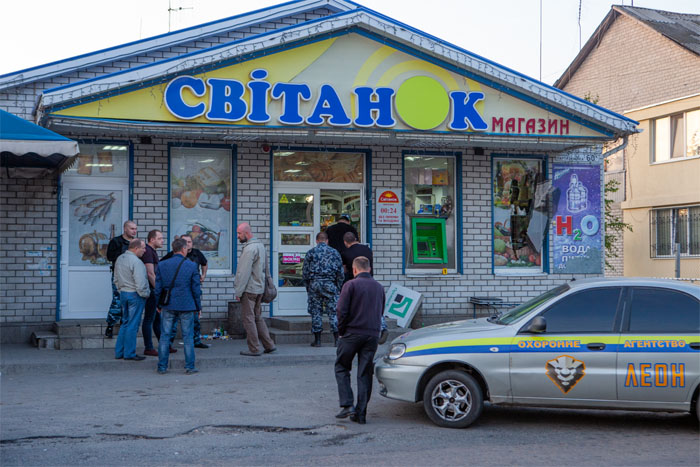 Продавцы — не помеха: под Днепром неизвестные взорвали банкомат прямо в магазине (фото, видео)