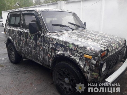 Прокусила палец и ударила по голове: в Чернобыльской зоне неадекватная туристка напала на полицейских